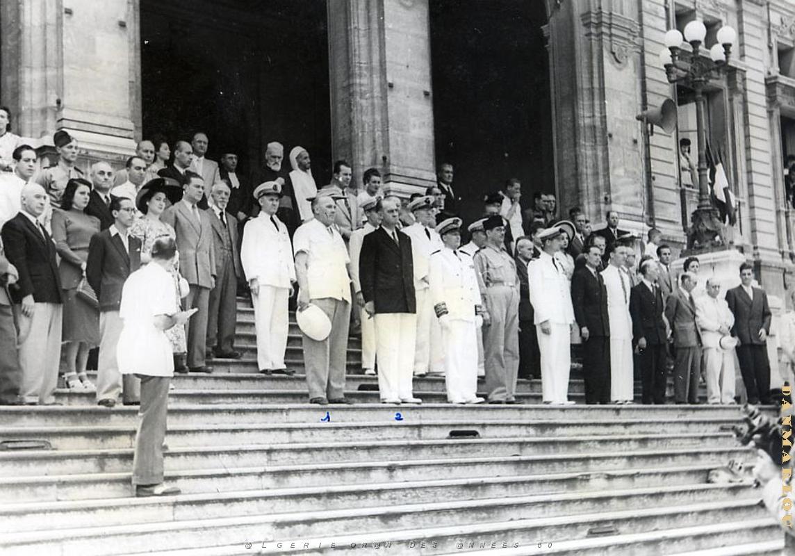 PA i- 64- Place d'armes animee.jpg